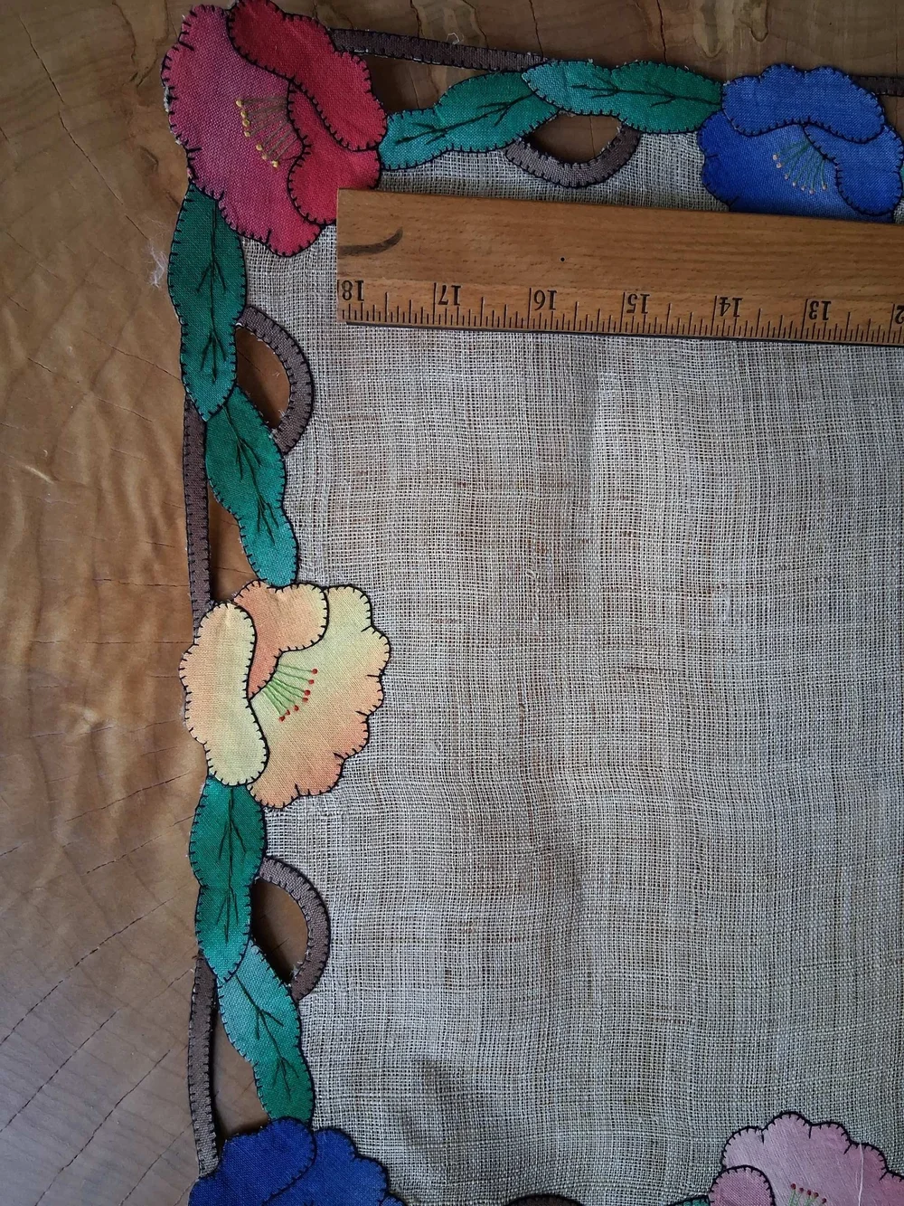 🌸🌼 Floral Appliqué Linen Placemats Set of 4